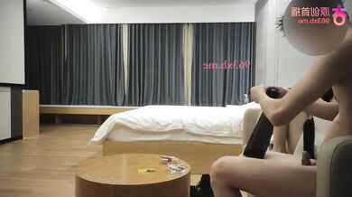 消失了一段时间的探花李白酒店约炮一个娇小可爱的萝莉美眉刚下海什么都不会重在听话让干嘛就干嘛